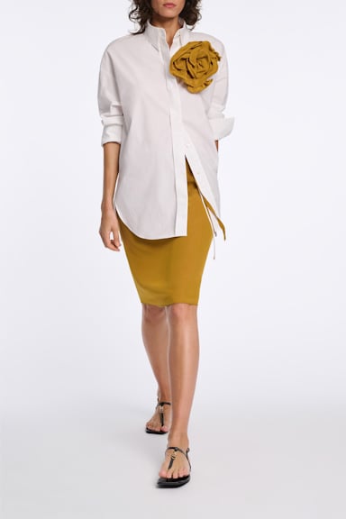 Dorothee Schumacher Seidenrock mit Maxi-Blumenbrosche curry