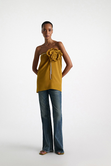 Dorothee Schumacher Seidenrock–Tube-Top Hybrid mit Maxi-Blumenbrosche curry