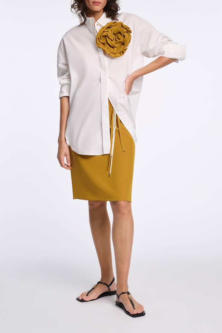 Dorothee Schumacher Seidenrock mit Maxi-Blumenbrosche curry