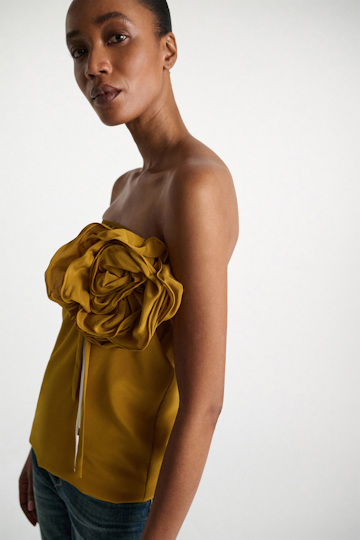 Dorothee Schumacher Seidenrock–Tube-Top Hybrid mit Maxi-Blumenbrosche curry