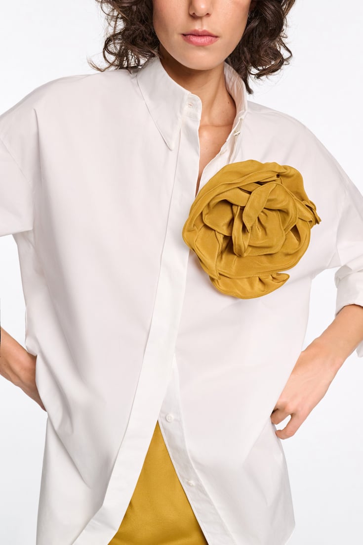 Dorothee Schumacher Seidenrock mit Maxi-Blumenbrosche curry