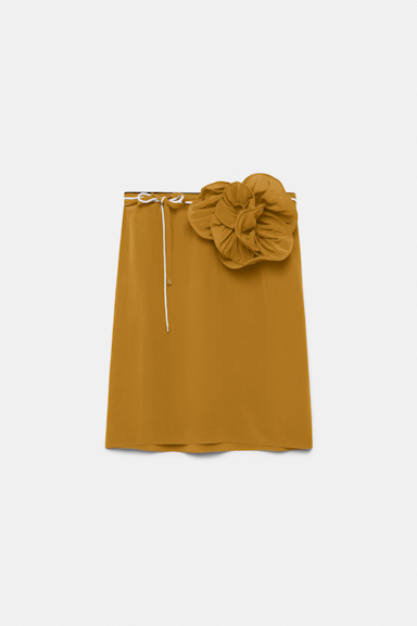 Dorothee Schumacher Seidenrock mit Maxi-Blumenbrosche curry