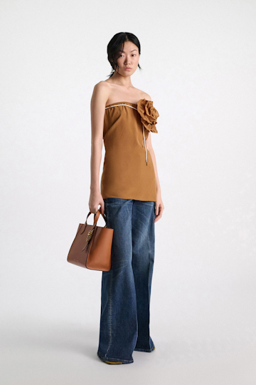 Dorothee Schumacher Seidenrock–Tube-Top Hybrid mit Maxi-Blumenbrosche toffee