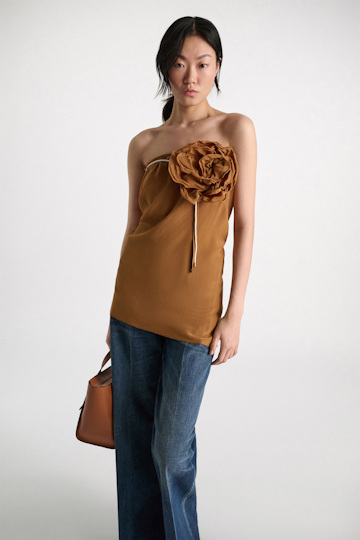 Dorothee Schumacher Seidenrock–Tube-Top Hybrid mit Maxi-Blumenbrosche toffee