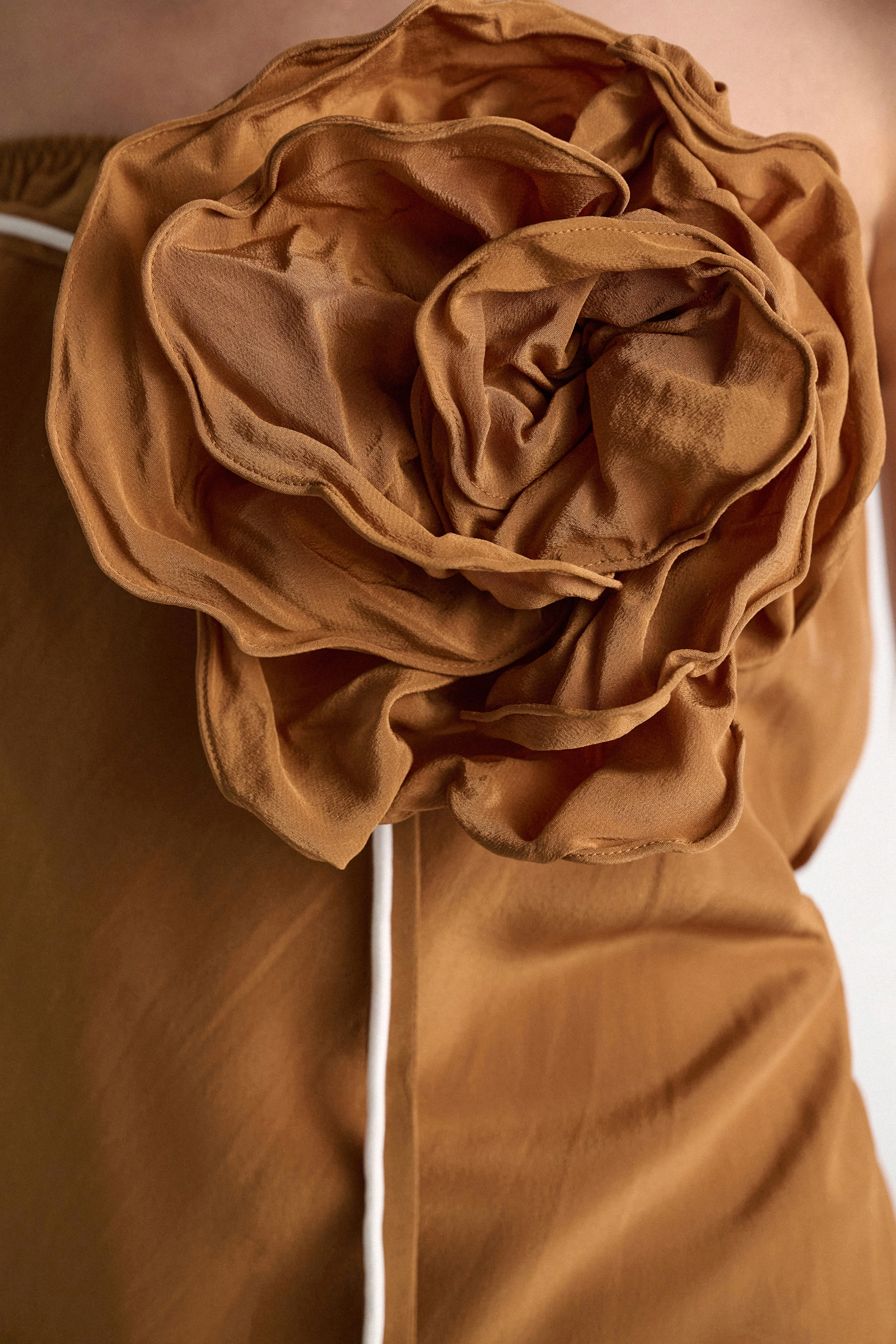 Dorothee Schumacher Seidenrock–Tube-Top Hybrid mit Maxi-Blumenbrosche toffee