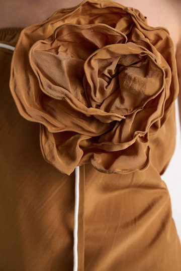 Dorothee Schumacher Seidenrock–Tube-Top Hybrid mit Maxi-Blumenbrosche toffee