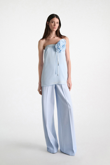 Dorothee Schumacher Seidenrock–Tube-Top Hybrid mit Maxi-Blumenbrosche sky