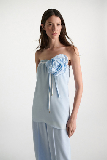 Dorothee Schumacher Seidenrock–Tube-Top Hybrid mit Maxi-Blumenbrosche sky