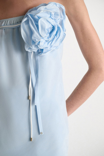 Dorothee Schumacher Seidenrock–Tube-Top Hybrid mit Maxi-Blumenbrosche sky