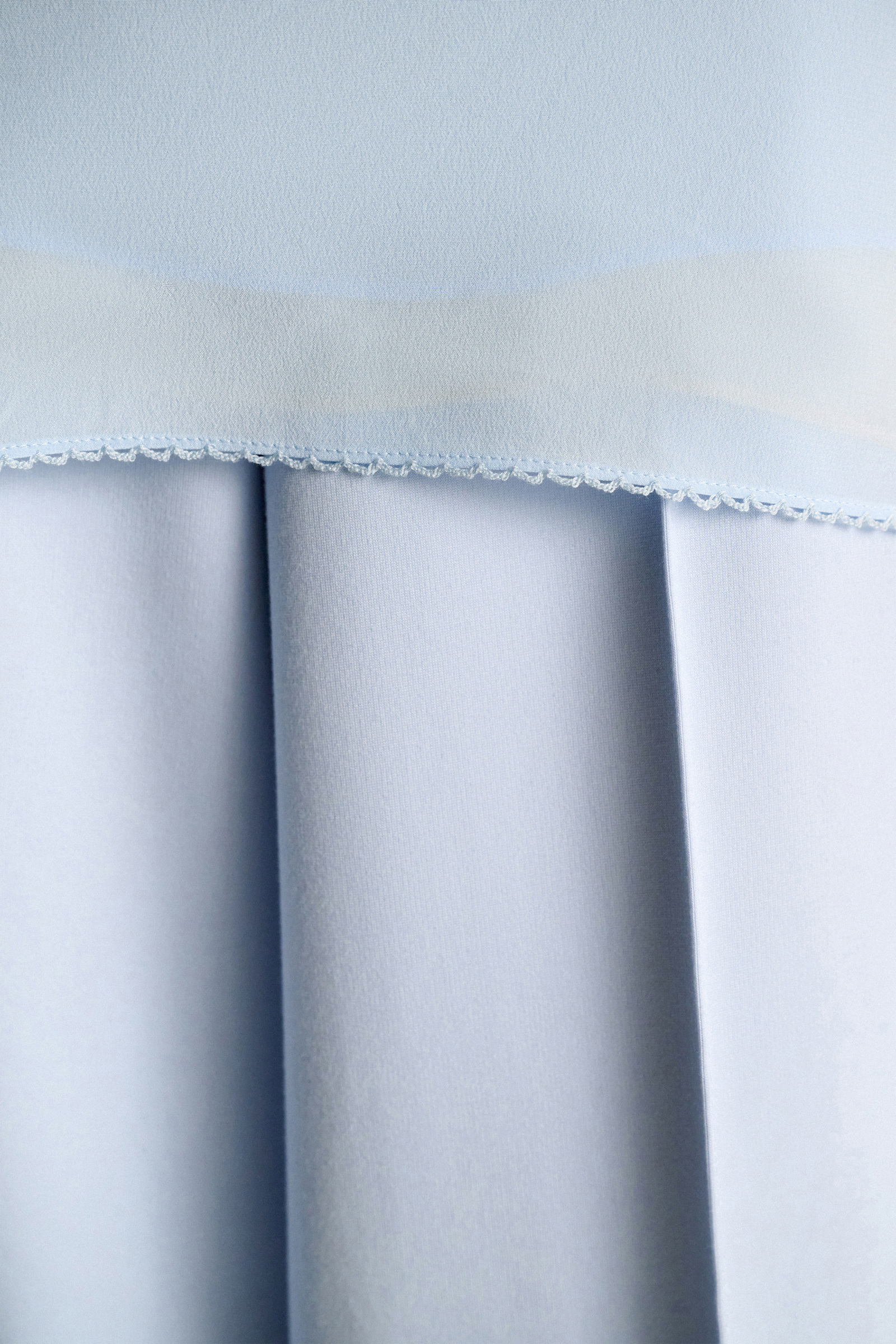 Dorothee Schumacher Seidenrock–Tube-Top Hybrid mit Maxi-Blumenbrosche sky