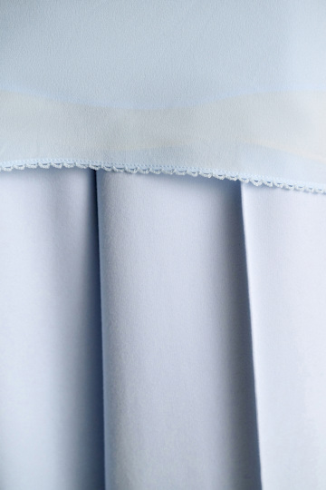 Dorothee Schumacher Seidenrock–Tube-Top Hybrid mit Maxi-Blumenbrosche sky