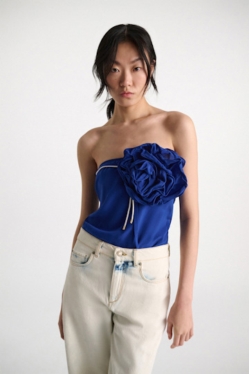 Dorothee Schumacher Seidenrock–Tube-Top Hybrid mit Maxi-Blumenbrosche blue