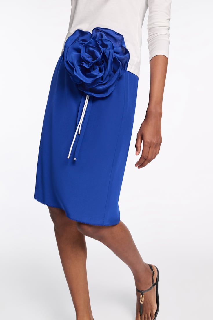 Dorothee Schumacher Seidenrock mit Maxi-Blumenbrosche blue
