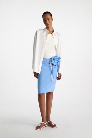 Dorothee Schumacher Seidenrock–Tube-Top Hybrid mit Maxi-Blumenbrosche blue