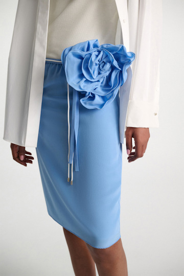 Dorothee Schumacher Seidenrock–Tube-Top Hybrid mit Maxi-Blumenbrosche blue