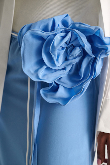 Dorothee Schumacher Seidenrock–Tube-Top Hybrid mit Maxi-Blumenbrosche blue