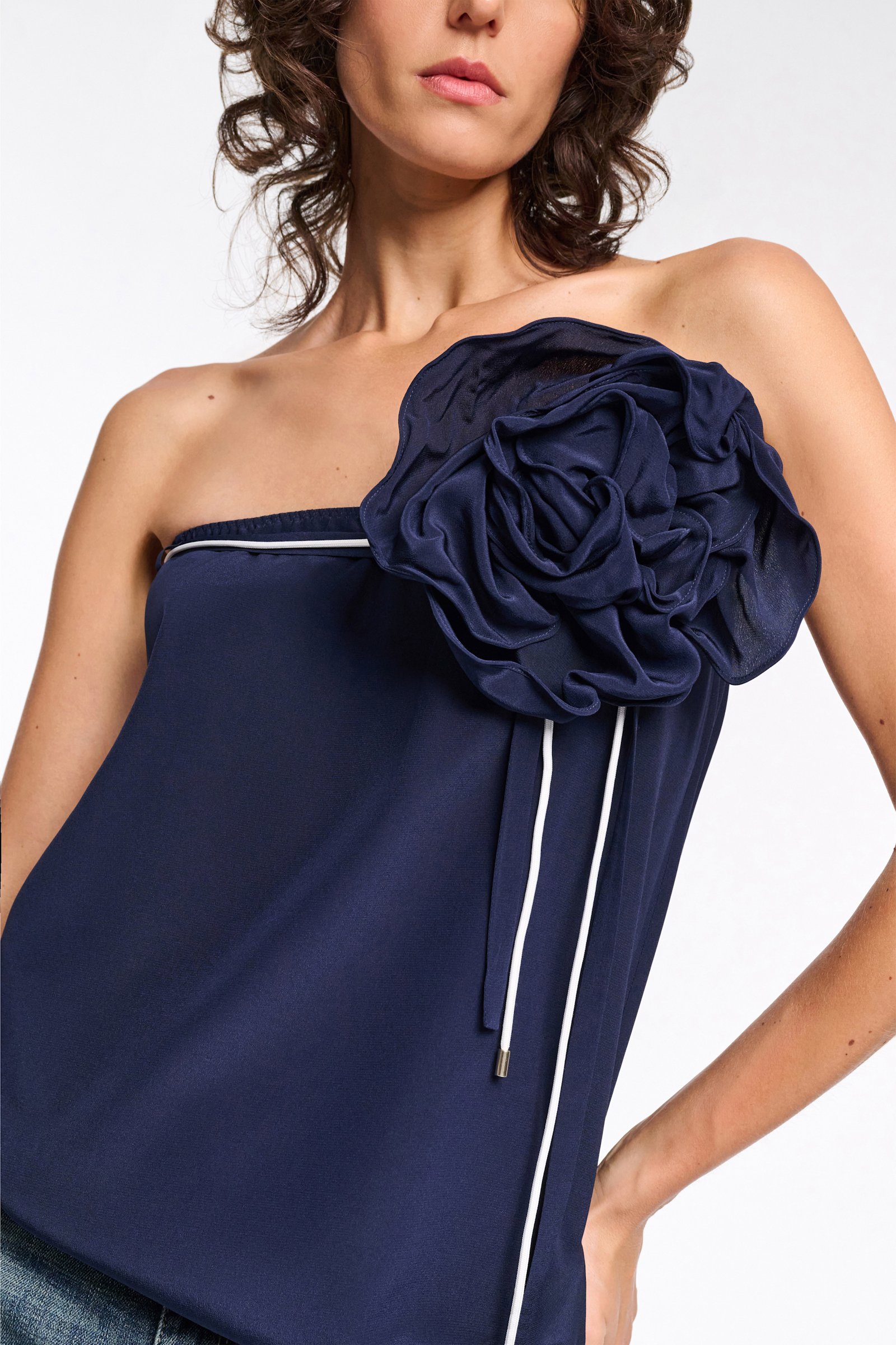 Dorothee Schumacher Seidenrock mit Maxi-Blumenbrosche night blue