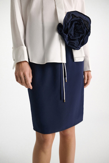 Dorothee Schumacher Seidenrock–Tube-Top Hybrid mit Maxi-Blumenbrosche night blue