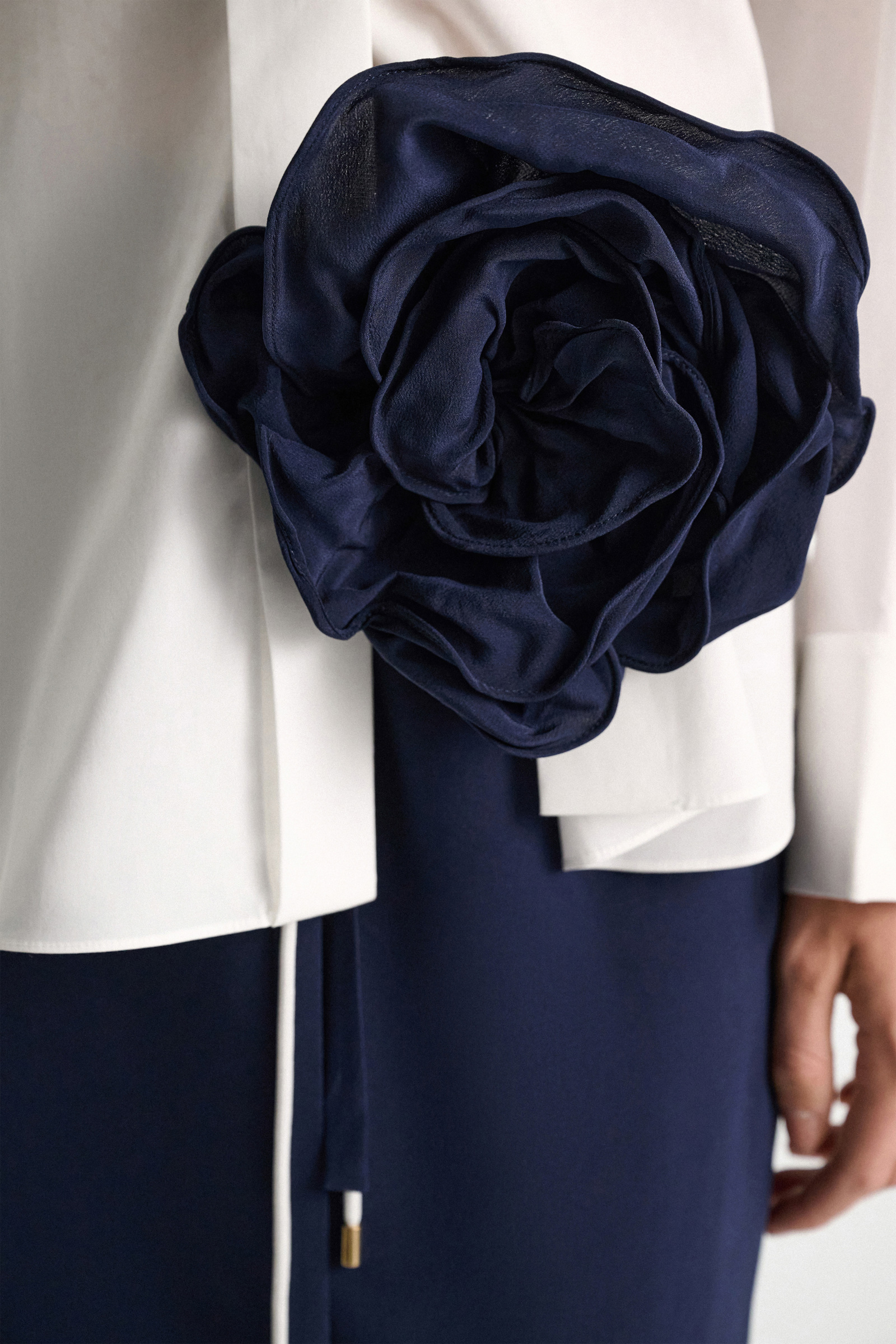 Dorothee Schumacher Seidenrock–Tube-Top Hybrid mit Maxi-Blumenbrosche night blue