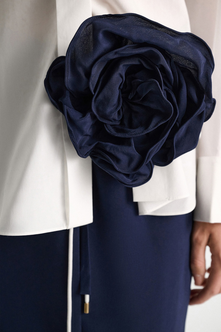 Dorothee Schumacher Seidenrock–Tube-Top Hybrid mit Maxi-Blumenbrosche night blue