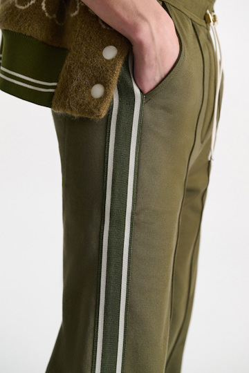 Dorothee Schumacher Trackpants mit gestricktem Seitenstreifen dark oliv