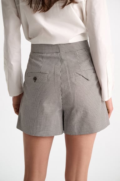 Dorothee Schumacher Karierte Shorts aus technischem Leinen white & walnut