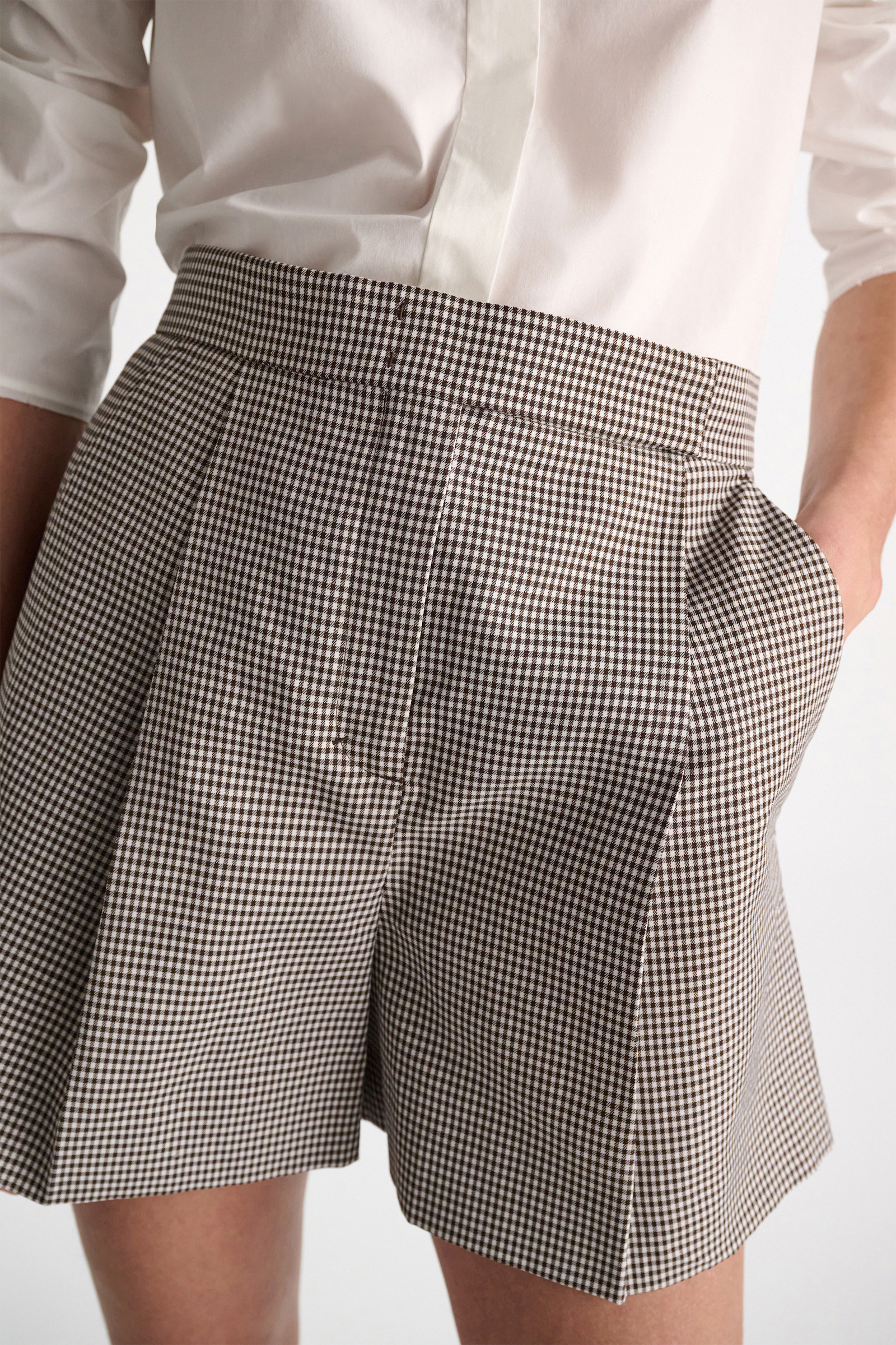 Dorothee Schumacher Karierte Shorts aus technischem Leinen white & walnut