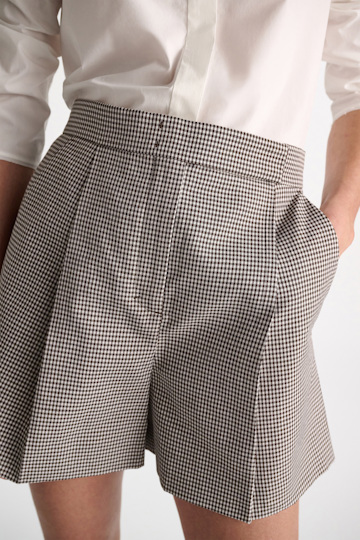 Dorothee Schumacher Technical linen shorts white & walnut