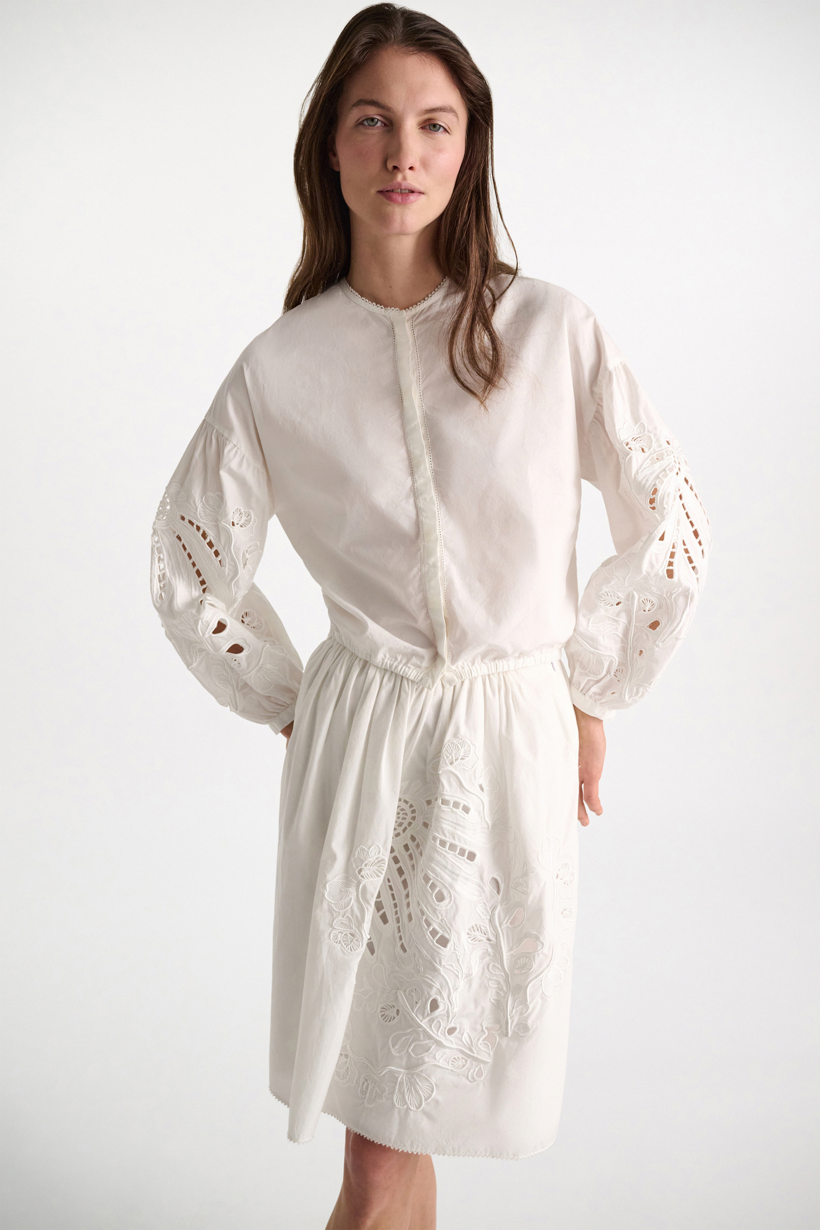 Dorothee Schumacher Bluse mit Broderie-Anglais-Stickerei aus Baumwolle pure white
