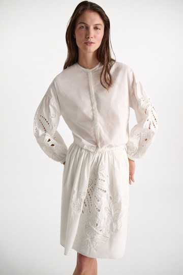 Dorothee Schumacher Bluse mit Broderie-Anglais-Stickerei aus Baumwolle pure white
