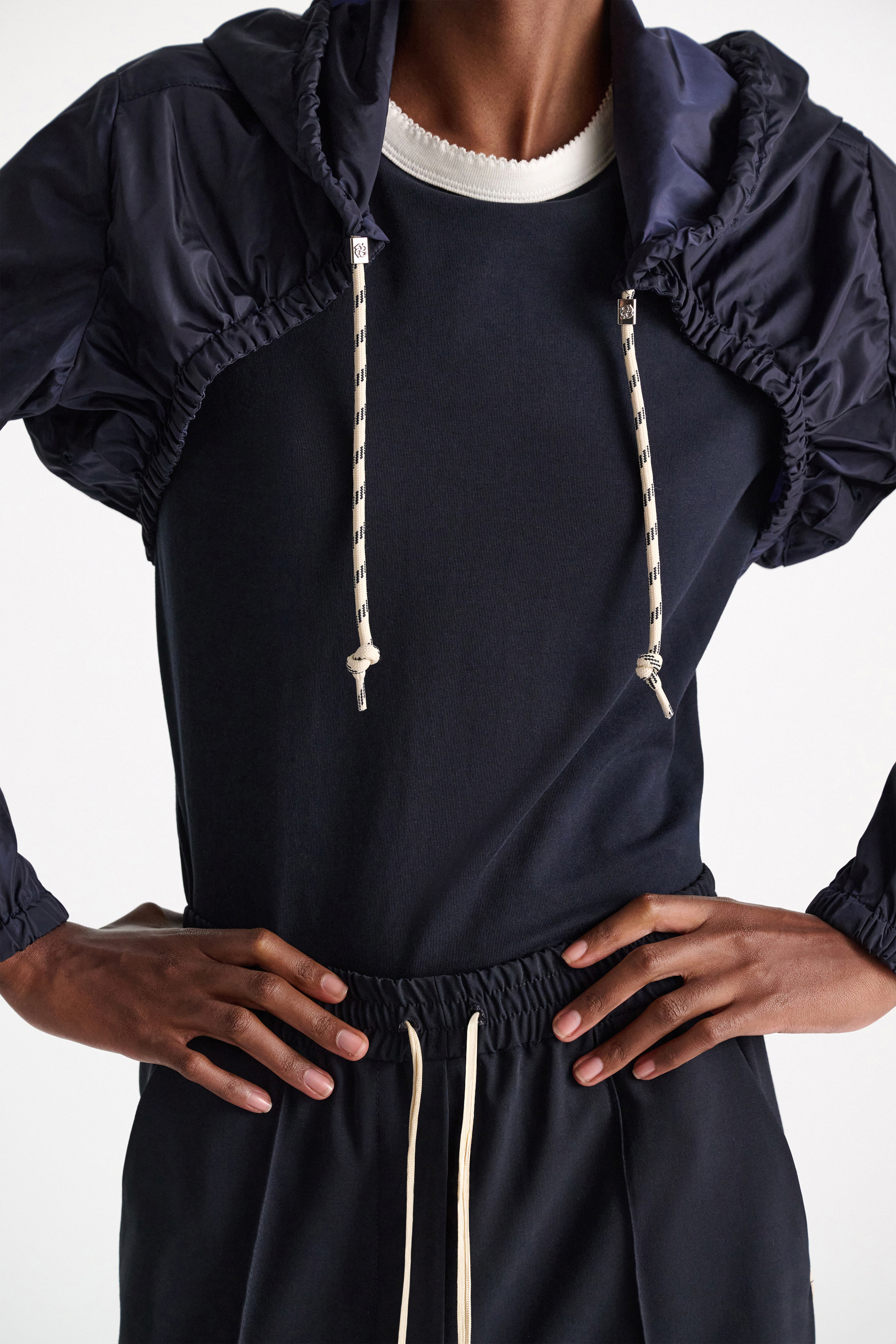 SPORTY COOLNESS hooded armcover | Dorothee Schumacher