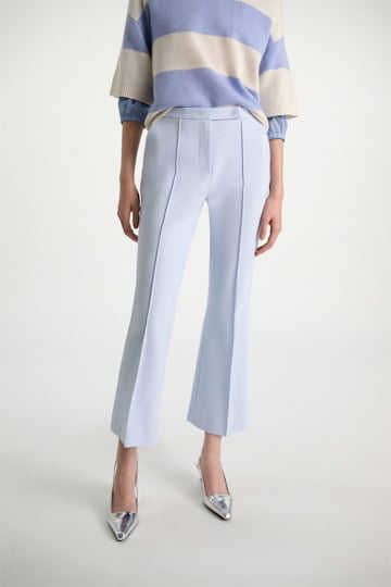 Dorothee Schumacher Cropped Pants mit ausgestelltem Bein aus Punto Milano ice sky