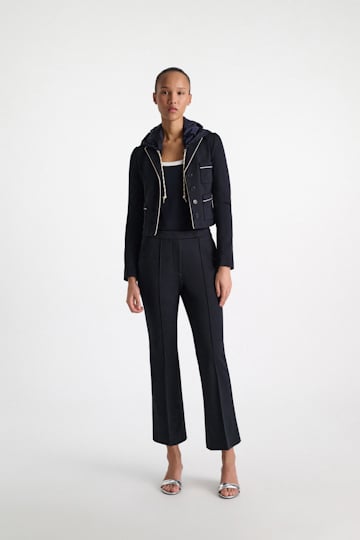 Dorothee Schumacher Cropped Pants mit ausgestelltem Bein aus Punto Milano dark navy