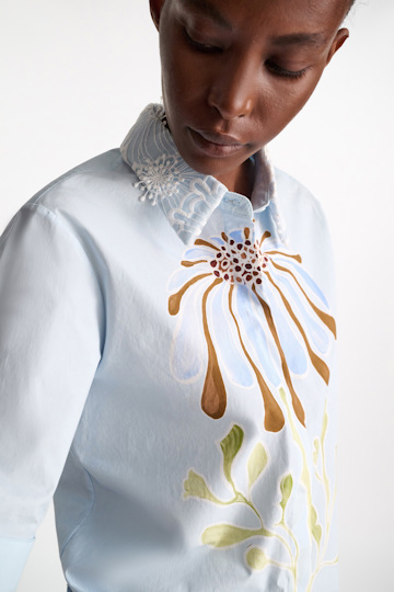 Dorothee Schumacher Bluse mit floralem Signature-Print aus Baumwoll-Popeline dream flower blue