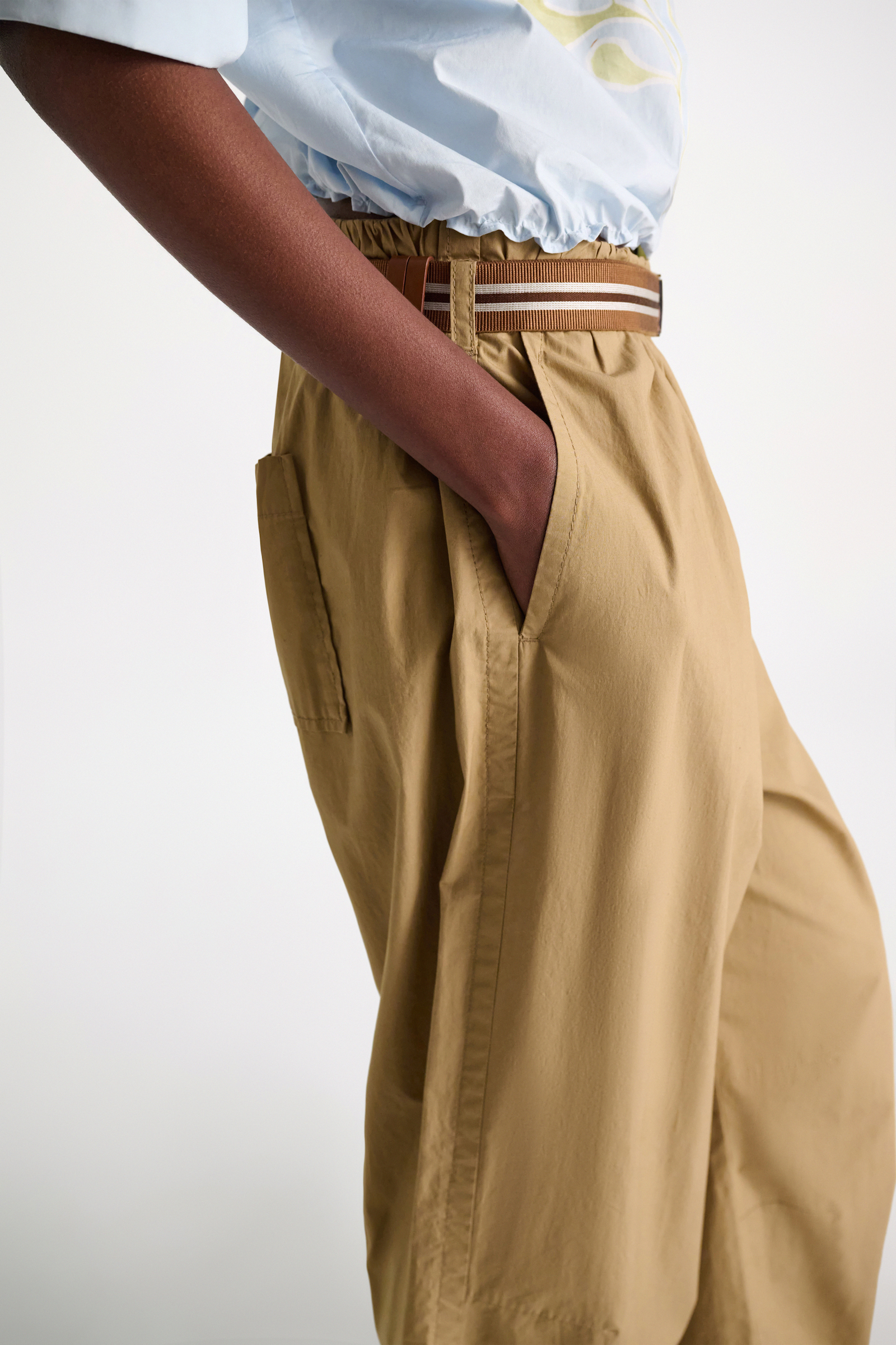 Dorothee Schumacher Hose mit Bundfältchen aus garment washed Baumwoll-Popeline desert