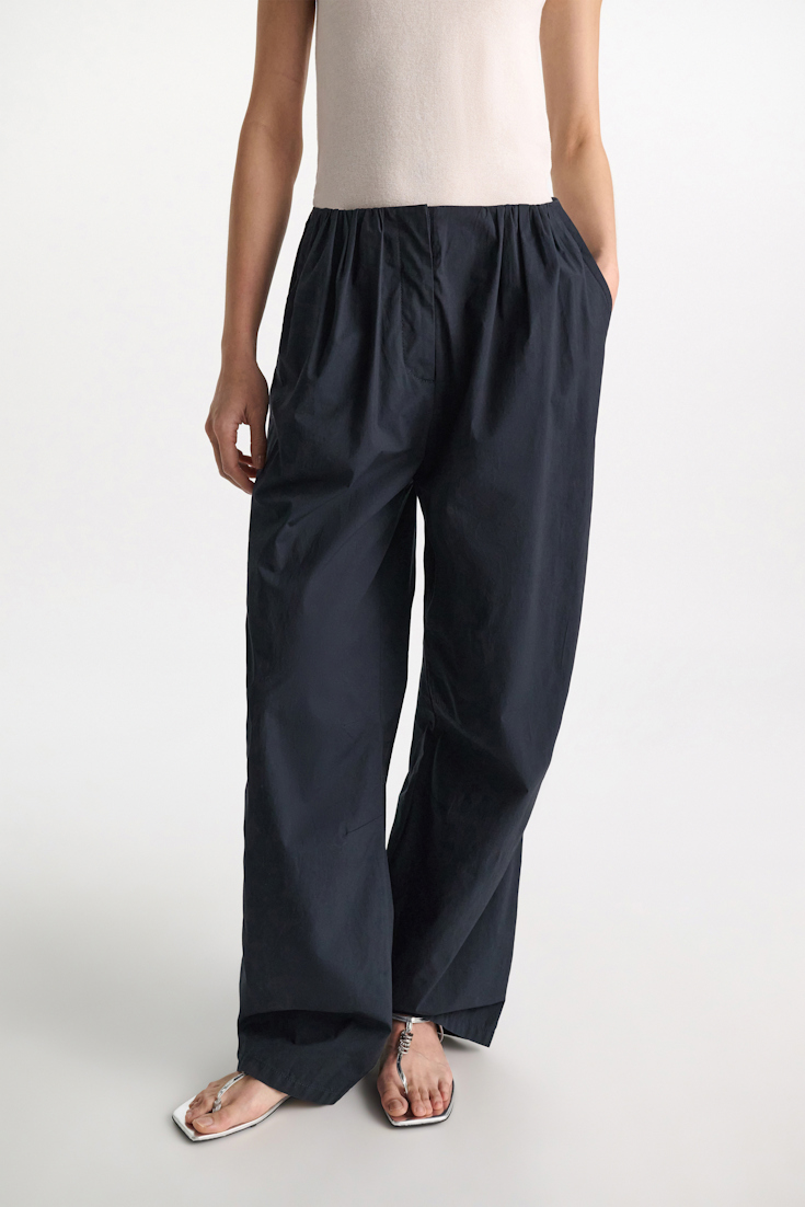 Dorothee Schumacher Pleated pants in garment washed cotton poplin dark navy