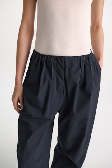 Dorothee Schumacher Hose mit Bundfältchen aus garment washed Baumwoll-Popeline dark navy