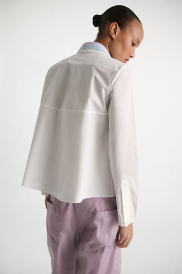 Dorothee Schumacher Bluse mit abnehmbarem, gestreiftem Polokragen aus Baumwoll-Popeline white sky