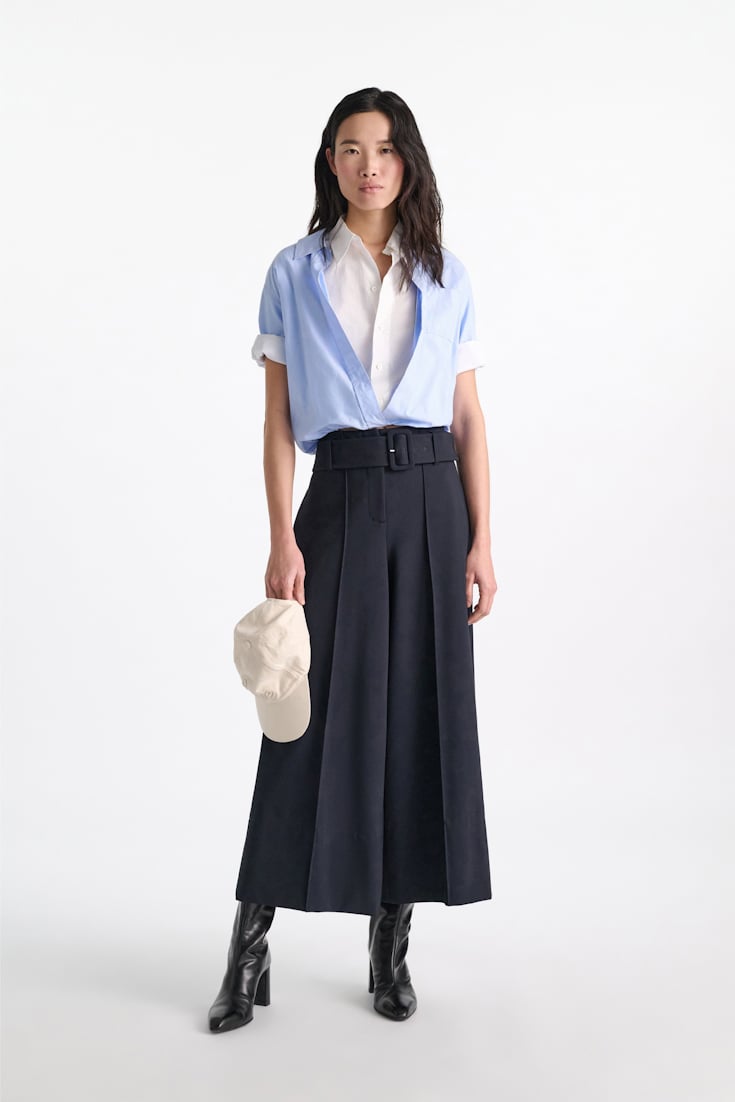 Dorothee Schumacher Zweilagige, kurz geschnittene Blousonbluse oxford blue