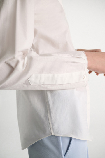 Dorothee Schumacher Bluse mit abnehmbarem, gestreiftem Polokragen aus Baumwoll-Oxford pure white