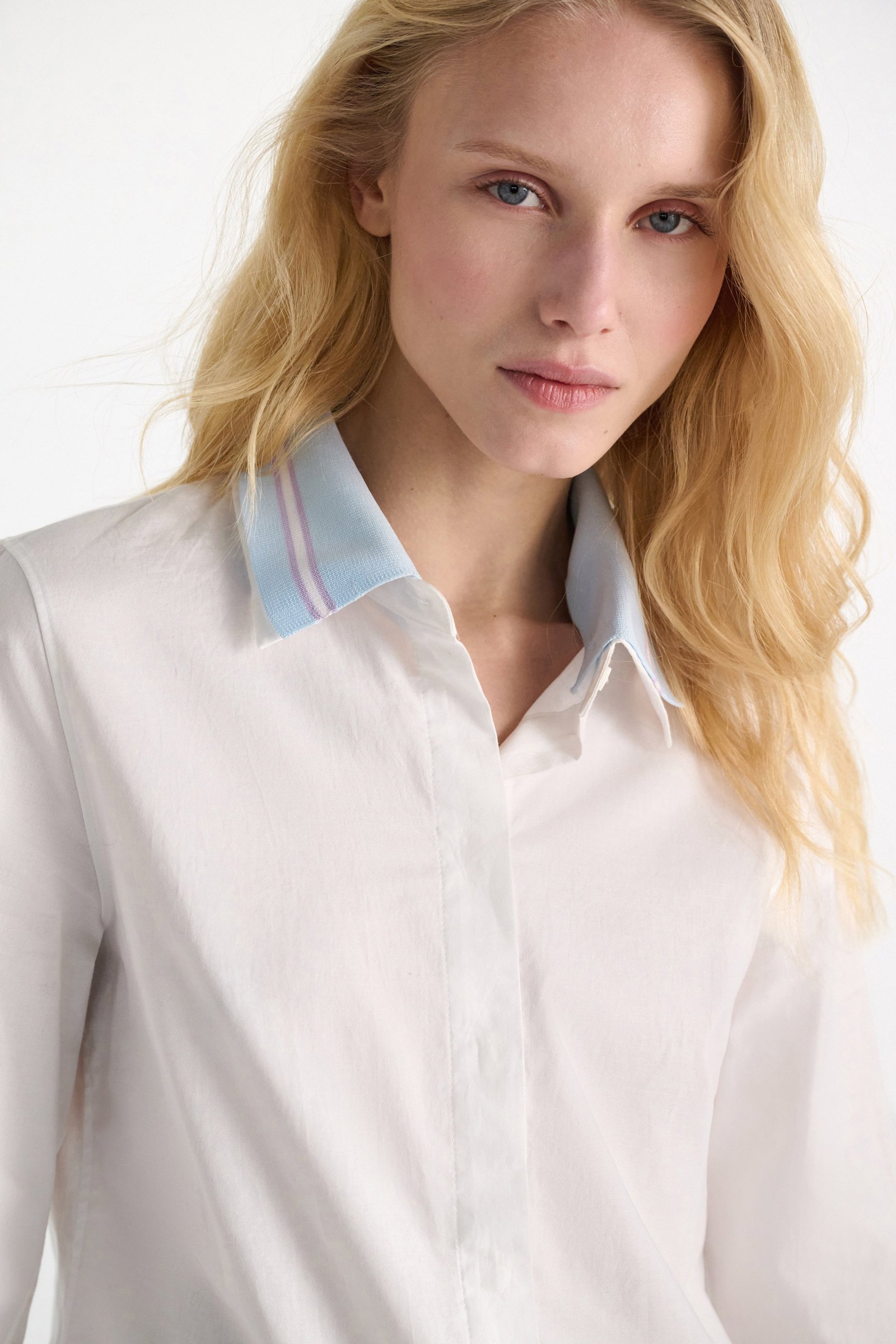 Dorothee Schumacher Bluse mit abnehmbarem, gestreiftem Polokragen aus Baumwoll-Oxford pure white