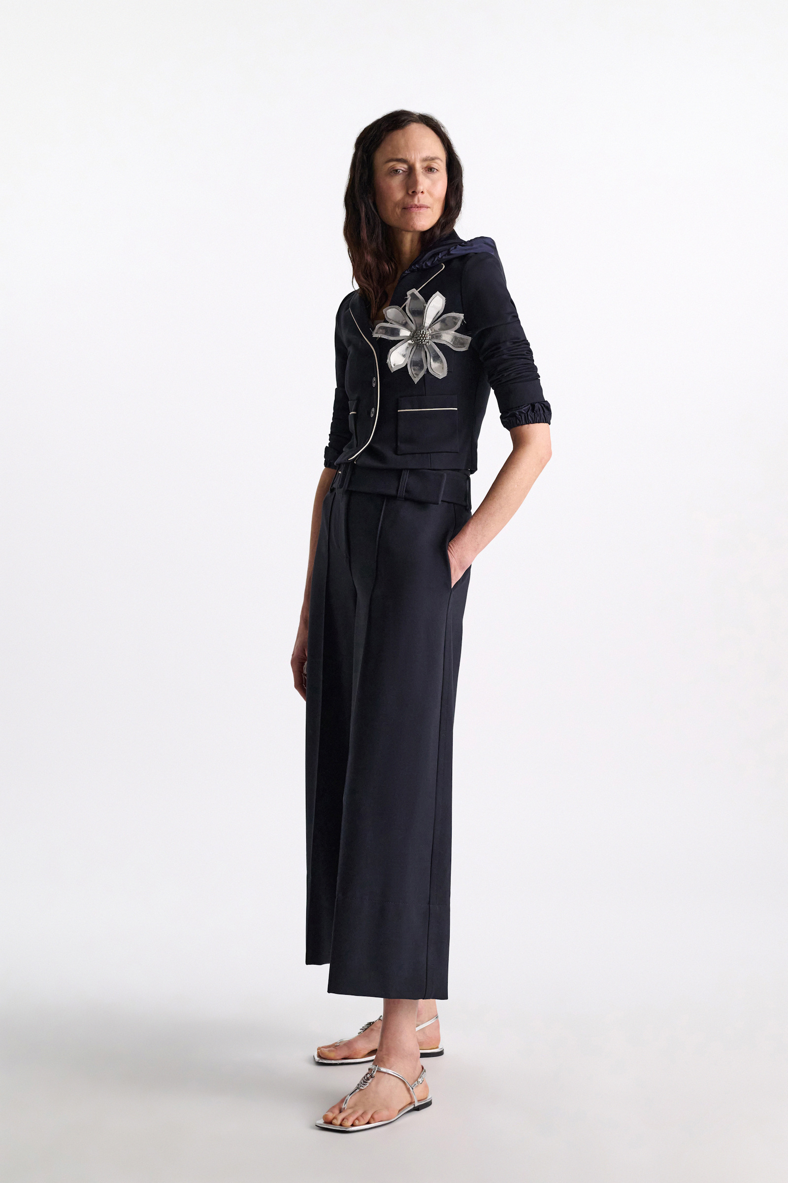 Dorothee Schumacher Brosche aus Leder und Organza mit Perlen in der Mitte silver