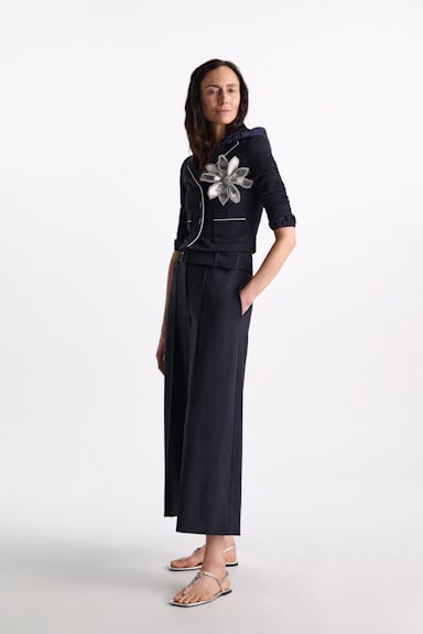 Dorothee Schumacher Brosche aus Leder und Organza mit Perlen in der Mitte silver