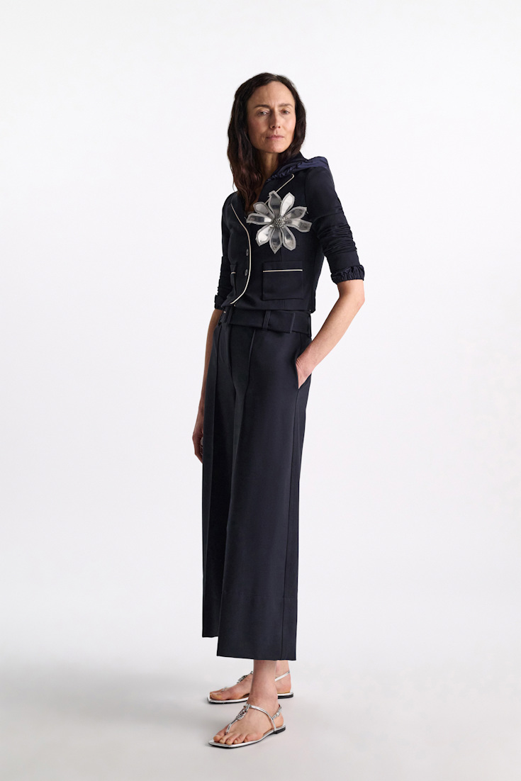 Dorothee Schumacher Brosche aus Leder und Organza mit Perlen in der Mitte silver