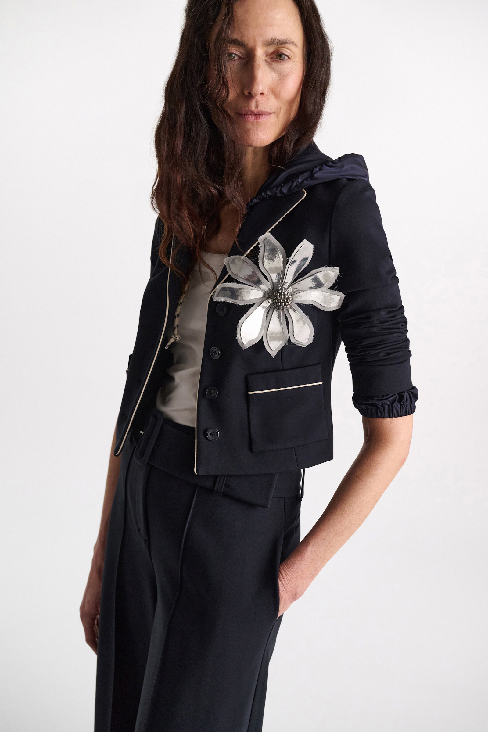 Dorothee Schumacher Brosche aus Leder und Organza mit Perlen in der Mitte silver