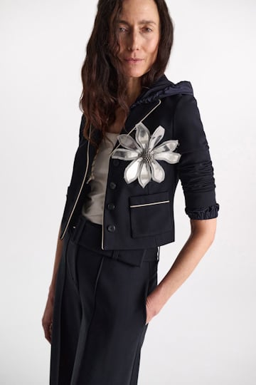 Dorothee Schumacher Brosche aus Leder und Organza mit Perlen in der Mitte silver