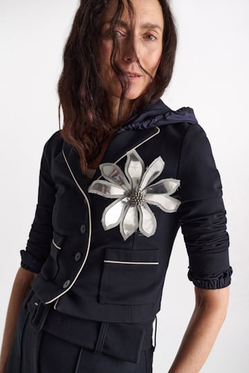 Dorothee Schumacher Brosche aus Leder und Organza mit Perlen in der Mitte silver