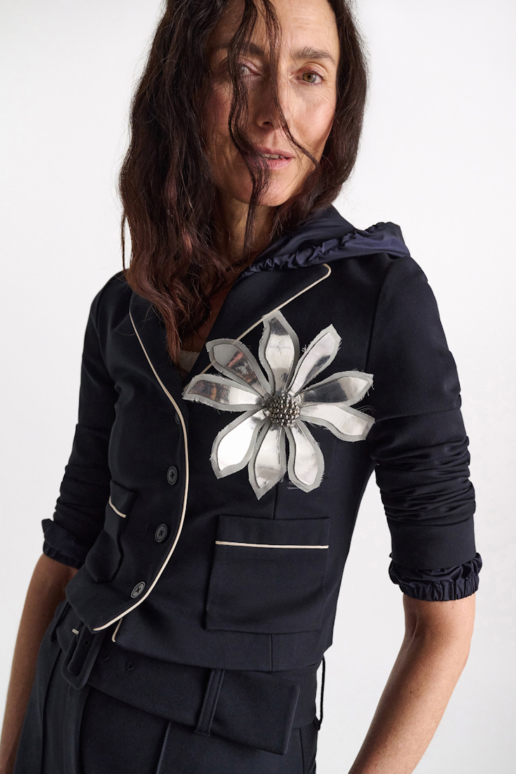 Dorothee Schumacher Brosche aus Leder und Organza mit Perlen in der Mitte silver