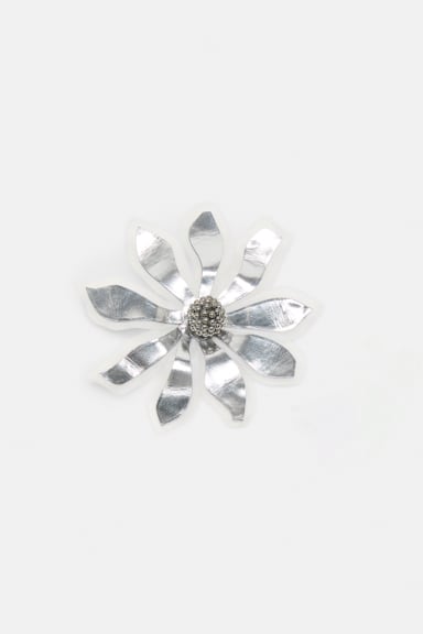 Dorothee Schumacher Brosche aus Leder und Organza mit Perlen in der Mitte silver