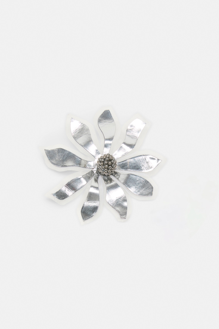 Dorothee Schumacher Brosche aus Leder und Organza mit Perlen in der Mitte silver